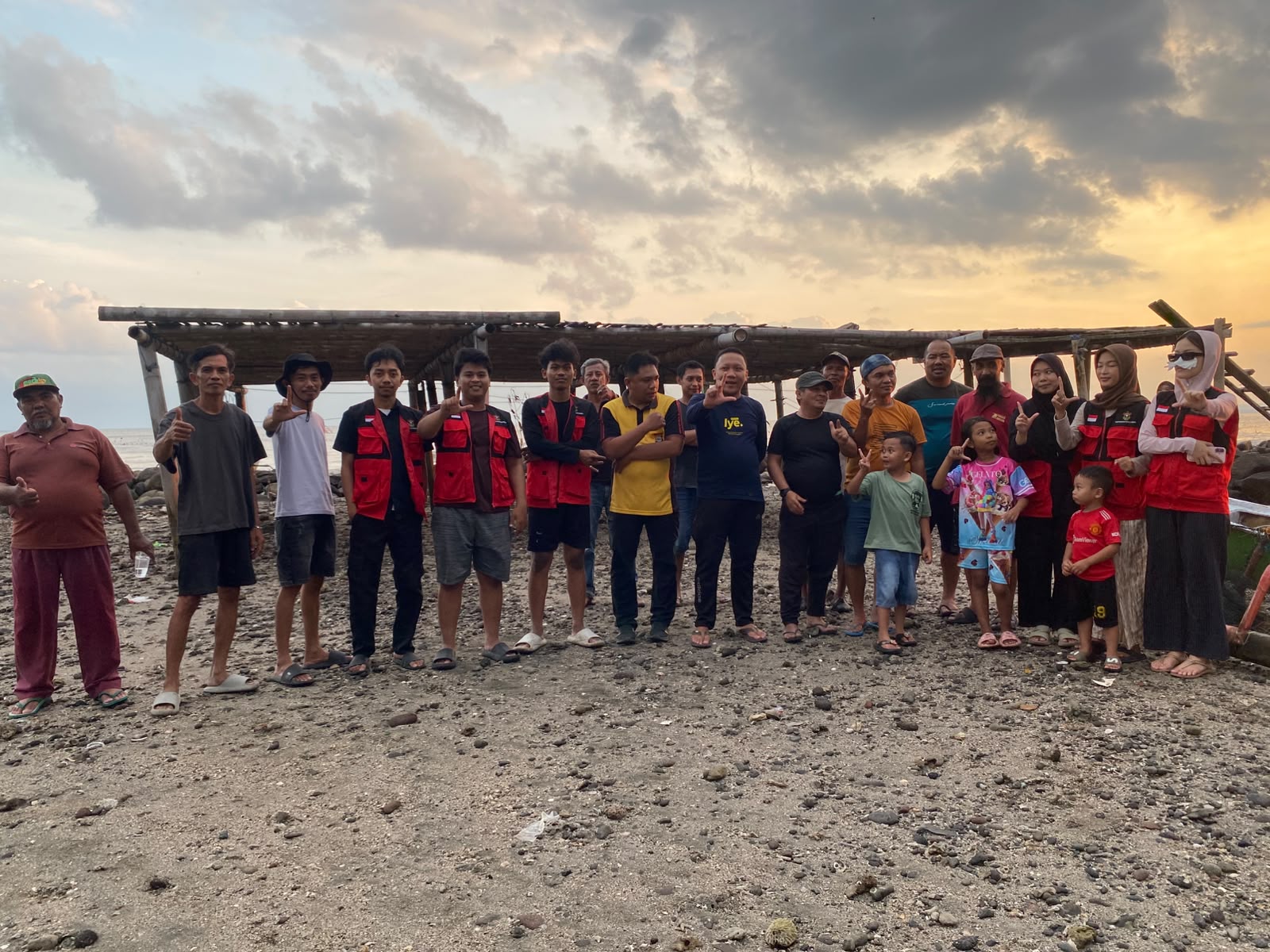 Dari Sampah Menjadi Harapan! Lembang Bersatu Bersihkan Pesisir Biring Kassi, Awali Langkah Besar Menuju Green House Rumput Laut